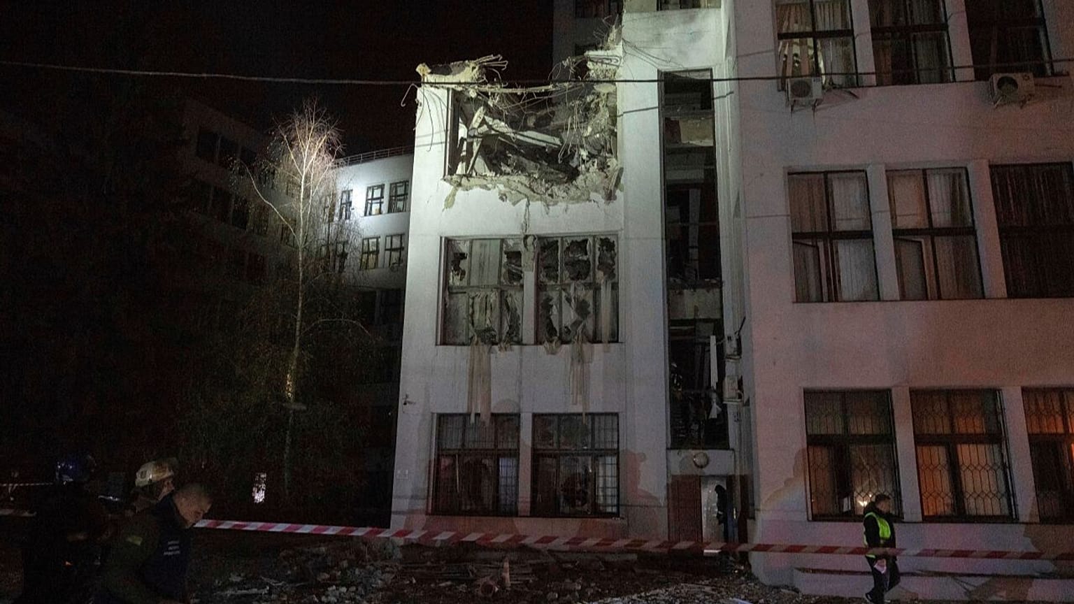 Feuerwehrleute inspizieren das beschädigte Bürogebäude im Zentrum von Charkiw, nachdem es von russischen Lenkbomben getroffen wurde, Ukraine, Montag, 28. Oktober 2024.