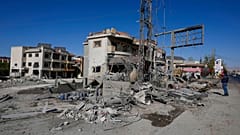 Повреждённые здания на месте израильского авиаудара в деревне Темнин, долина Бекаа, восточный Ливан, октябрь 2024 г.
