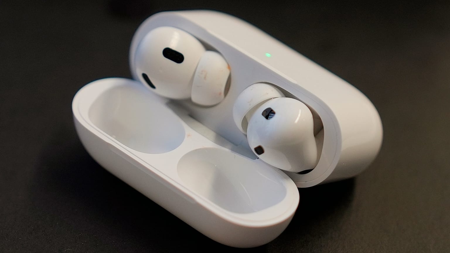 Bir çift Apple AirPods Pro 2, 22 Ekim 2024 tarihinde New York'taki Brooklyn College'ın odyoloji kliniğinde bir masanın üzerinde sergileniyor.