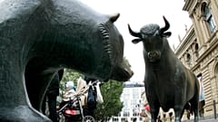 La estatua de bronce del toro y el oso se alza frente al mercado de valores de Fráncfort (Alemania).