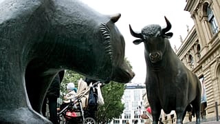 La estatua de bronce del toro y el oso se alza frente al mercado de valores de Fráncfort (Alemania).