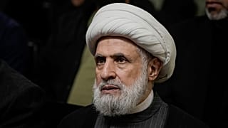 O vice-líder do Hezbollah, Sheikh Naim Kassem, ouve um discurso do então líder Hassan Nasrallah num ecrã no sul de Beirute, quarta-feira, 19 de junho de 2024.