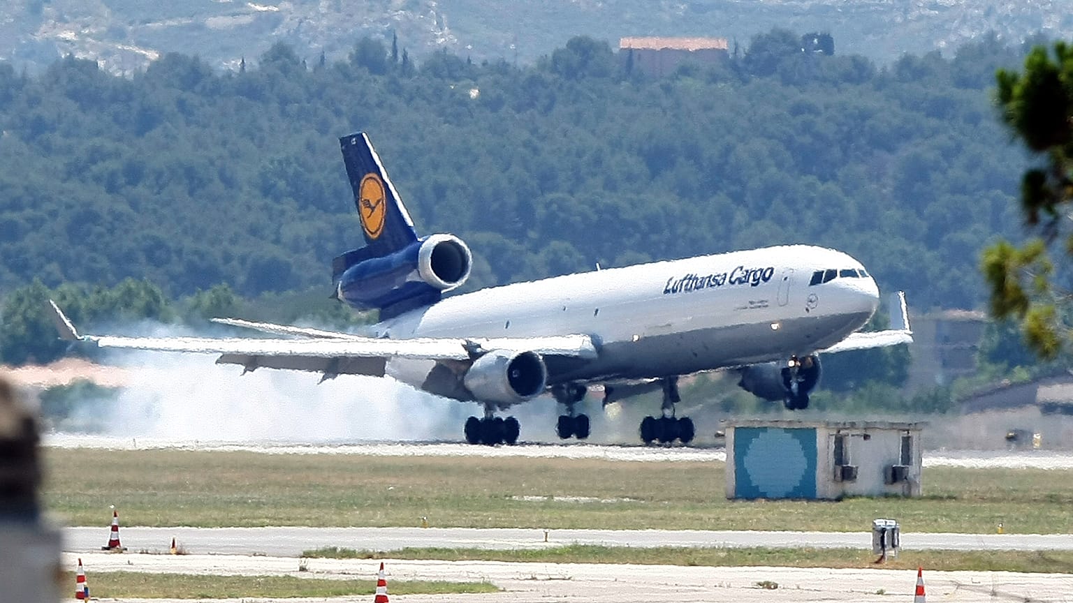 Lufthansa uçağı, kazada hayatını kaybedenlerin cenazelerini İspanya'nın Barselona kentine nakletmek üzere Fransa'nın Marsilya havalimanına iniş yapıyor, 5 Haziran 2015