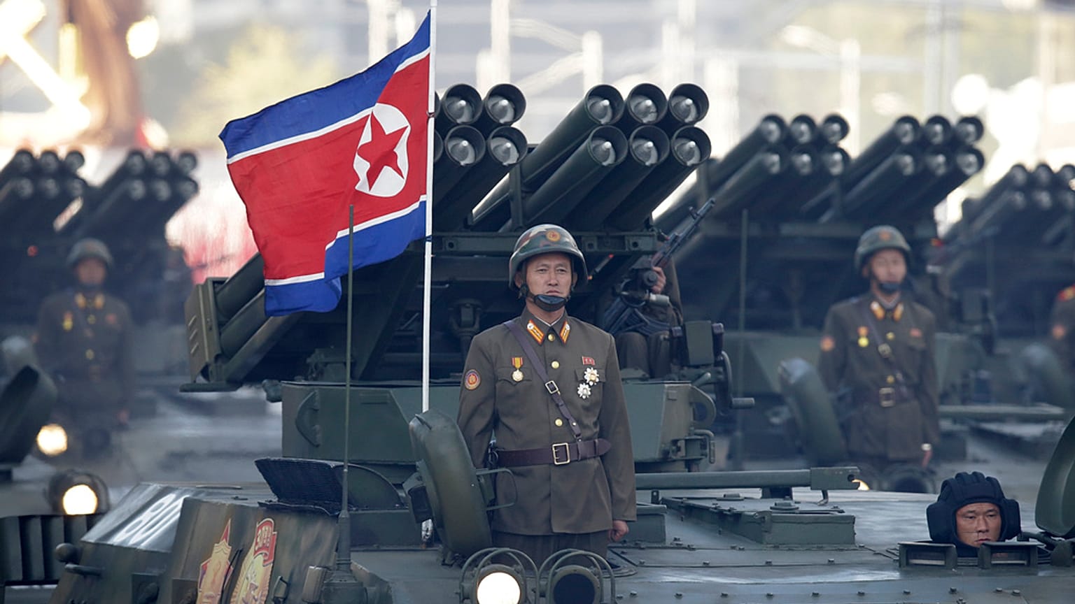 Symbolbild: Nordkoreanische Soldaten stehen auf gepanzerten Fahrzeugen mit Raketenwerfern während einer Parade in Pjöngjang, Nordkorea, am 10. Oktober 2015.