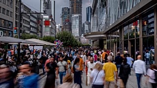 Bu fotoğrafta, Almanya'nın Frankfurt kentinin merkezindeki Zeil caddesinde insanların yürüdüğü görülüyor