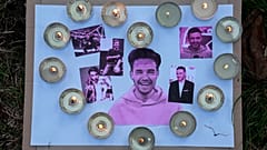 Liam Payne'in ölümüyle ilgili olarak üç kişi suçlanıyor - Resimde görülüyor: Hayranları Payne'i anmak için toplanırken resimler ve mumlar yerleştirildi 