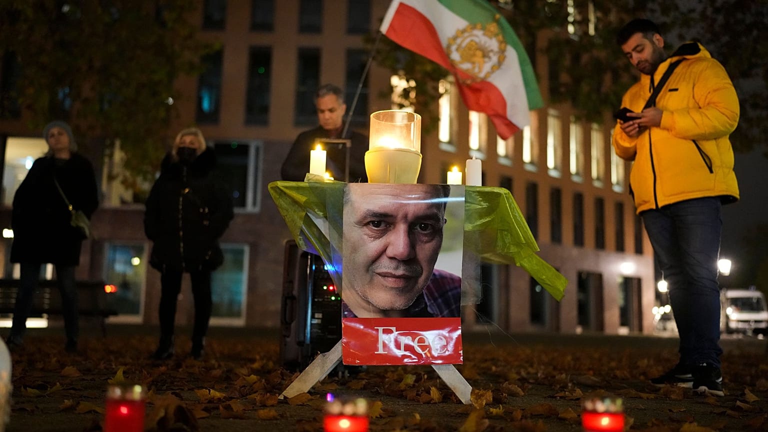 مردم در اعتراض به اعدام جمشید شارمهد در ایران، در نزدیکی وزارت امور خارجه در برلین جمع شده‌اند، آلمان، ۲۸ اکتبر ۲۰۲۴