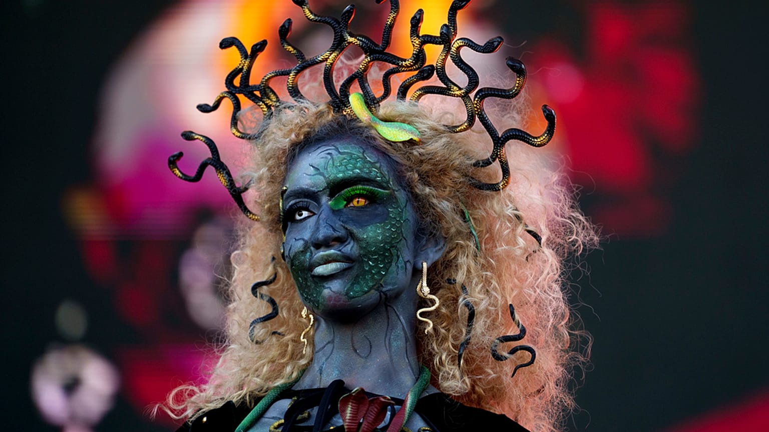 Un mannequin porte un costume sur le thème d'Halloween lors d'un défilé au West Side Hallo Fest, un festival d'Halloween à Bucarest, en Roumanie, le 26.10.2024
