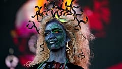 Un mannequin porte un costume sur le thème d'Halloween lors d'un défilé au West Side Hallo Fest, un festival d'Halloween à Bucarest, en Roumanie, le 26.10.2024