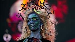 Un mannequin porte un costume sur le thème d'Halloween lors d'un défilé au West Side Hallo Fest, un festival d'Halloween à Bucarest, en Roumanie, le 26.10.2024