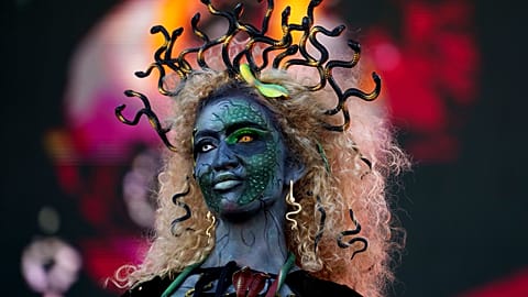 Un mannequin porte un costume sur le thème d'Halloween lors d'un défilé au West Side Hallo Fest, un festival d'Halloween à Bucarest, en Roumanie, le 26.10.2024
