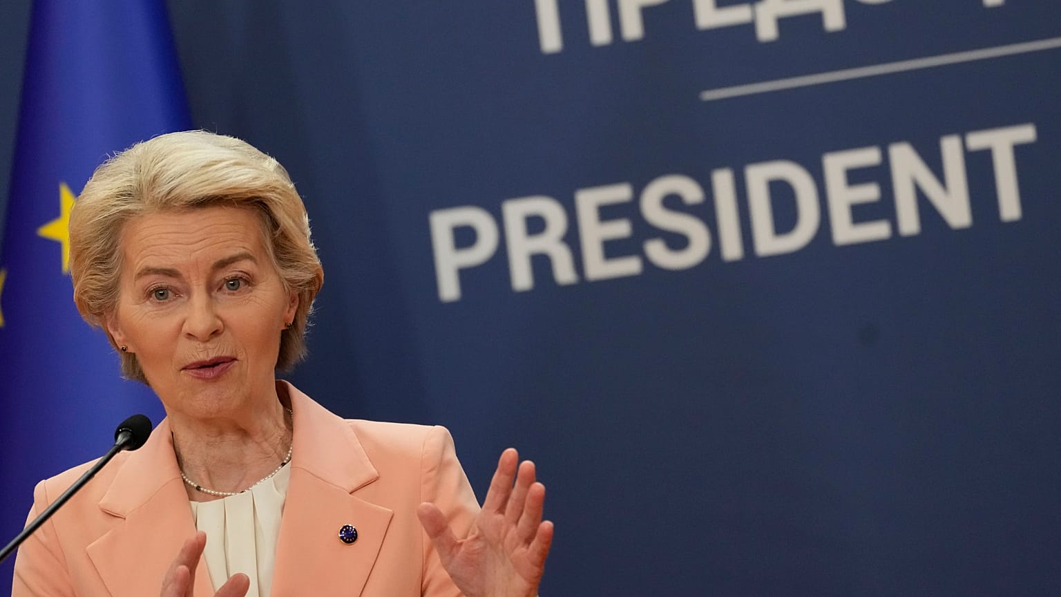 Avrupa Birliği Komisyonu Başkanı Ursula von der Leyen, Sırbistan Cumhurbaşkanı Aleksandar Vucic ile Belgrad'da açıklamalarda bulunuyor, 25 Ekim 2024