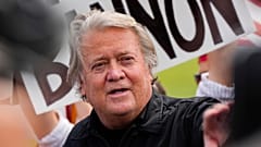 Steve Bannon Connecticut'taki Danbury Federal Ceza İnfaz Kurumu önünde konuşuyor, 1 Temmuz 2024