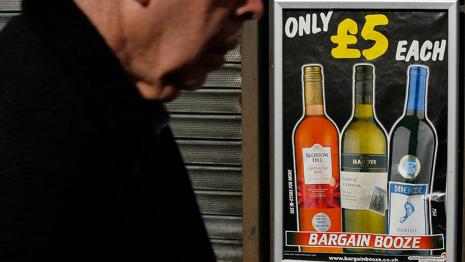 Un peatón pasa junto a una tienda del Reino Unido que vende productos alcohólicos baratos en 2012, antes de que entrara en vigor la política de precios mínimos de Escocia en 2018.
