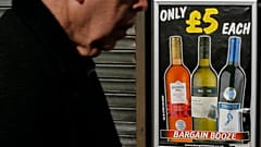 Un peatón pasa junto a una tienda del Reino Unido que vende productos alcohólicos baratos en 2012, antes de que entrara en vigor la política de precios mínimos de Escocia en 2018.