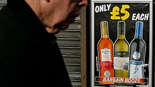 Un peatón pasa junto a una tienda del Reino Unido que vende productos alcohólicos baratos en 2012, antes de que entrara en vigor la política de precios mínimos de Escocia en 2018.