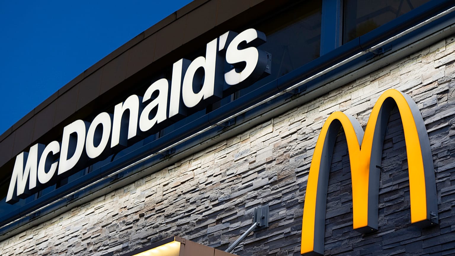 Μια πινακίδα σε ένα εστιατόριο McDonald's εμφανίζεται στις 29 Απριλίου 2024, στο Albany, Ore.