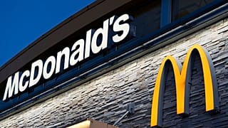 Um cartaz num restaurante McDonald's é exibido a 29 de abril de 2024, em Albany, Oregon.