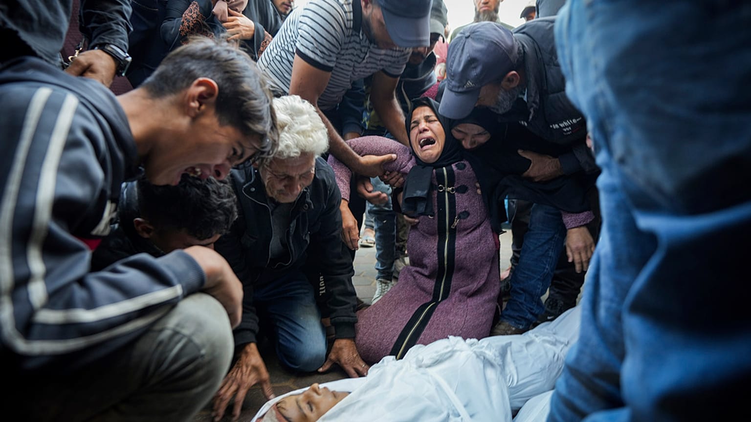 Des Palestiniens pleurent leurs proches tués dans les bombardements israéliens sur la bande de Gaza à la morgue de l'hôpital de Deir el-Balah, mardi 29 octobre 2024.