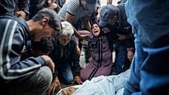 Des Palestiniens pleurent leurs proches tués dans les bombardements israéliens sur la bande de Gaza à la morgue de l'hôpital de Deir el-Balah, mardi 29 octobre 2024.