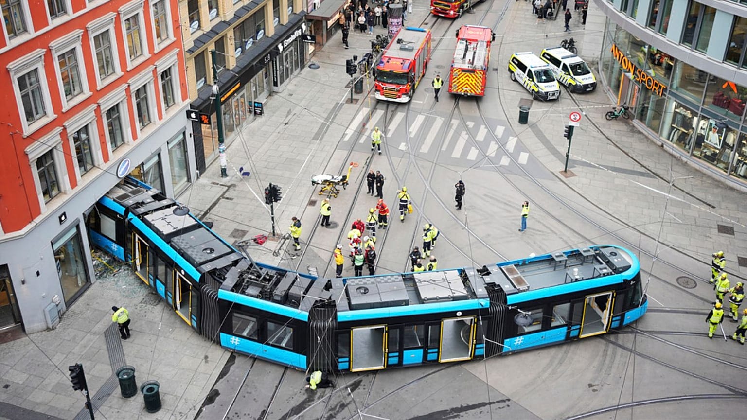 Acil durum çalışanları, 29 Ekim 2024 Salı günü Norveç'in başkenti Oslo'da raydan çıkarak bir binaya çarpan tramvayın olay yerinde.