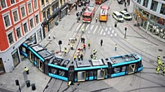 Acil durum çalışanları, 29 Ekim 2024 Salı günü Norveç'in başkenti Oslo'da raydan çıkarak bir binaya çarpan tramvayın olay yerinde.
