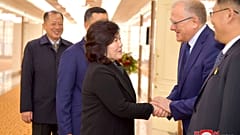 Choe Son Hui, ministre nord-coréenne des Affaires étrangères se prépare lundi 28 octobre à partir pour la Russie, à Pyongyang (photo fournie par le gouvernement nord-coréen).