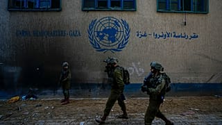 Ισραηλινοί στρατιώτες μπροστά από εγκαταστάσεις του οργανισμού του ΟΗΕ για τη Γάζα