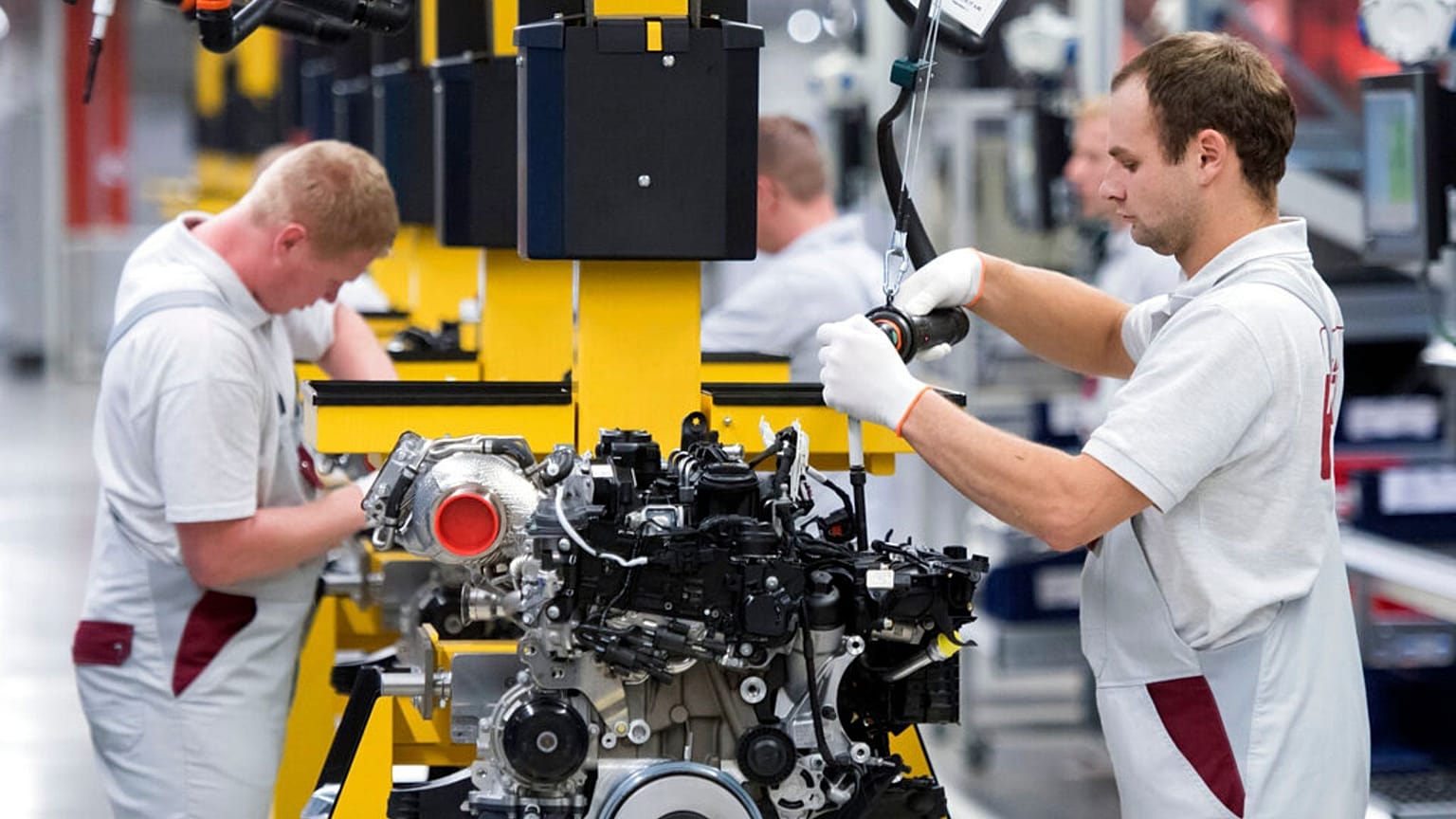 Inicio oficial de la producción en MDC Power GmbH, una empresa de la alemana Daimler AG, en Koelleda, en el centro de Alemania, el viernes 23 de octubre de 2015. 
