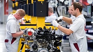 Inicio oficial de la producción en MDC Power GmbH, una empresa de la alemana Daimler AG, en Koelleda, en el centro de Alemania, el viernes 23 de octubre de 2015.