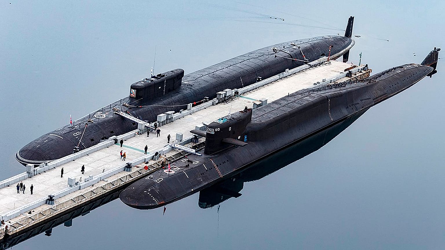 Rus nükleer denizaltıları Prens Vladimir (üstte), ve Yekaterinburg, Rusya'nın Kola Yarımadası'ndaki Gazhiyevo'da bulunan bir Rus deniz üssünde, 13 Nisan 2021