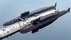 Rus nükleer denizaltıları Prens Vladimir (üstte), ve Yekaterinburg, Rusya'nın Kola Yarımadası'ndaki Gazhiyevo'da bulunan bir Rus deniz üssünde, 13 Nisan 2021