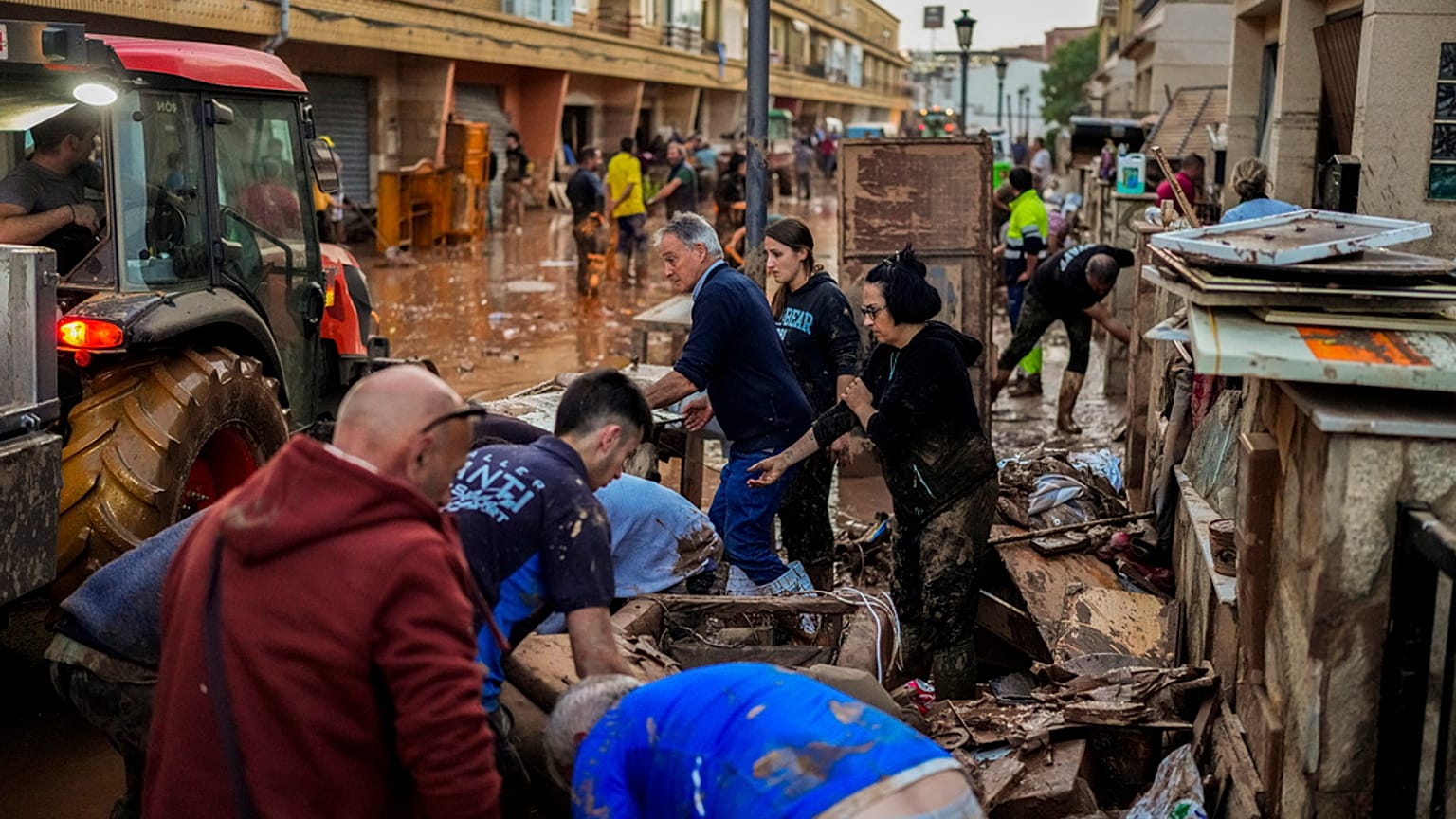 Persone puliscono le loro case alluvionate a Utiel, Valencia, Spagna, 30 ottobre 2024