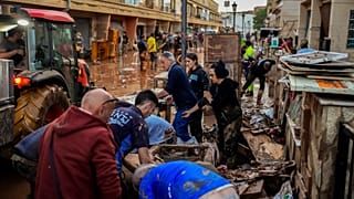 Persone puliscono le loro case alluvionate a Utiel, Valencia, Spagna, 30 ottobre 2024