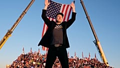 Tesla ve SpaceX CEO'su Elon Musk, Butler Farm Show'daki bir kampanya etkinliğinde Cumhuriyetçi başkan adayı eski Başkan Donald Trump ile birlikte konuşmak üzere sahneye yürüyor,