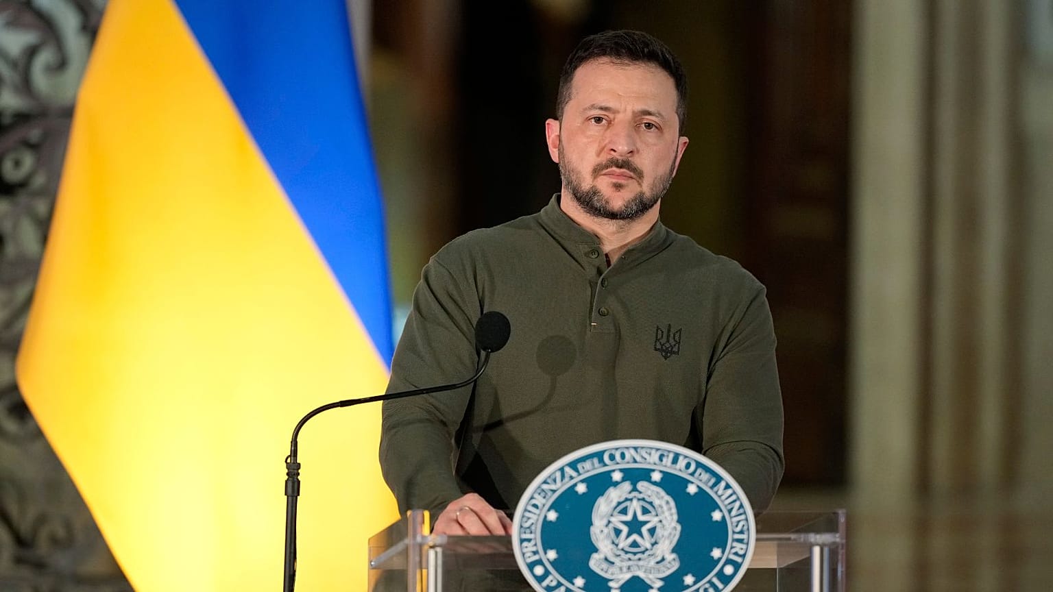 Il Presidente ucraino Volodymyr Zelenskyy partecipa a una conferenza stampa in Italia.