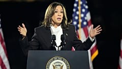 La candidate démocrate à l'élection présidentielle, la vice-présidente Kamala Harris, prononce un discours lors d'un événement de campagne à l'Ellipse, près de la Maison Blanche.