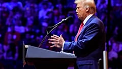 El candidato presidencial republicano, el expresidente Donald Trump, habla durante un mitin de campaña en el Madison Square Garden, el domingo 27 de octubre de 2024, en Nueva York.