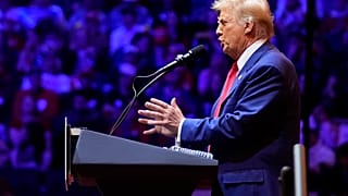 Der republikanische Präsidentschaftskandidat und ehemalige Präsident Donald Trump spricht bei einer Wahlkampfveranstaltung im Madison Square Garden, Sonntag, 27. Oktober 2024, in New York.
