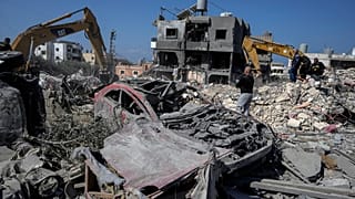 عمال إنقاذ يستخدمون حفارات لإزالة أنقاض مبنى مدمر أصيب ليلة الثلاثاء في غارة جوية إسرائيلية، بحثا عن ضحايا في الصرفند، جنوب لبنان، الأربعاء، 30 أكتوبر/تشرين الأول 2024.