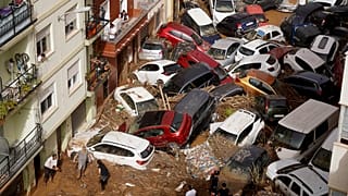 Sel nedeniyle yollar kapandığı için yolcular havalimanına yürüyerek gitmek zorunda kalıyor.