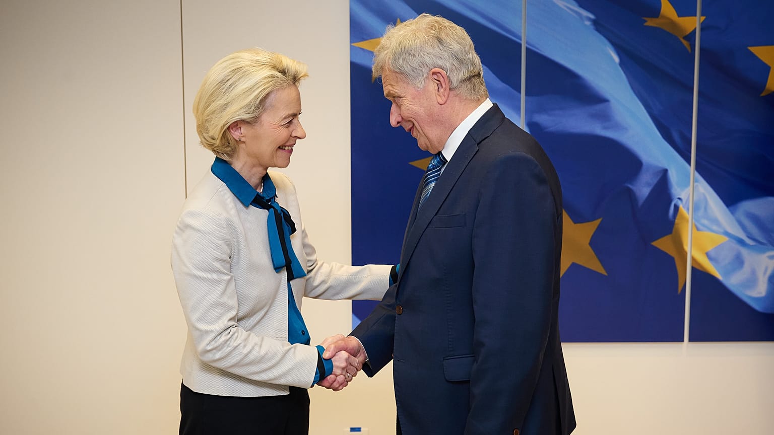 Il presidente della Commissione Ursula von der Leyen e l'ex presidente finlandese Sauli Niinistö.