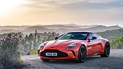 Park edilmiş bir Aston Martin araba