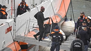 Os primeiros 12 migrantes que a Itália enviou para um centro de acolhimento de requerentes de asilo em Shengjin, na Albânia, desembarcam no porto de Bari (19 de outubro de 2024)