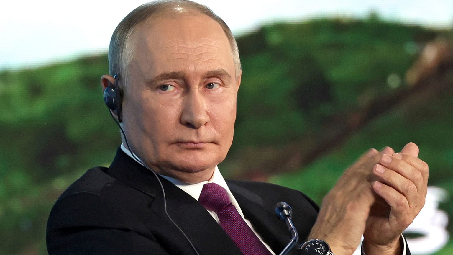 ARQUIVO - O Presidente russo Vladimir Putin aplaude durante o Fórum Económico Oriental em Vladivostok, Rússia, em 5 de setembro de 2024.