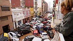 وسایل نقلیه در هنگام سیل در والنسیا در خیابان گیر افتاده اند؛ ۳۰ اکتبر ۲۰۲۴