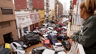 وسایل نقلیه در هنگام سیل در والنسیا در خیابان گیر افتاده اند؛ ۳۰ اکتبر ۲۰۲۴