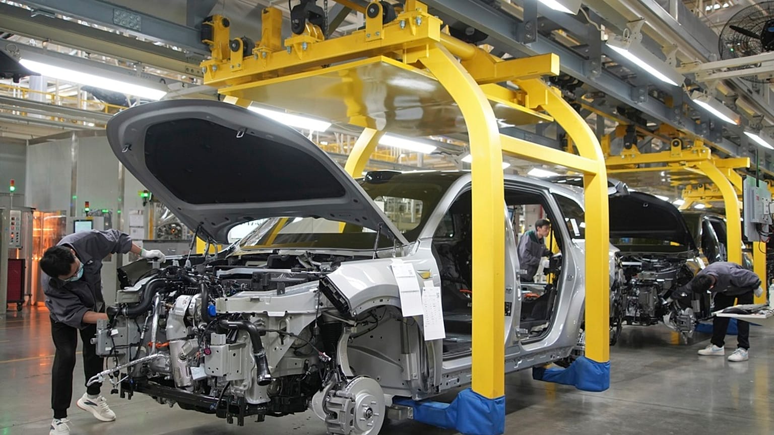Un trabajador ensambla un SUV en una planta de automóviles de Li Auto en Changzhou, China,  27 de marzo de 2024.