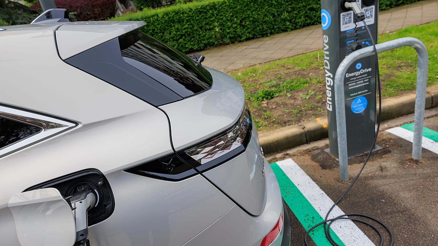 Nyilvános töltőállomás elektromos járművekhez Brüsszelben, Belgiumban.