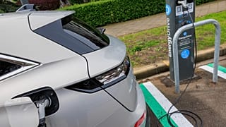Nyilvános töltőállomás elektromos járművekhez Brüsszelben, Belgiumban.